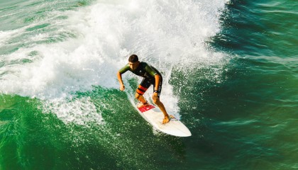 开云体育下载官网-掘金中锋约基奇致命三分帮助战胜湖人，掘金官推晒约基奇训练照_控球中锋